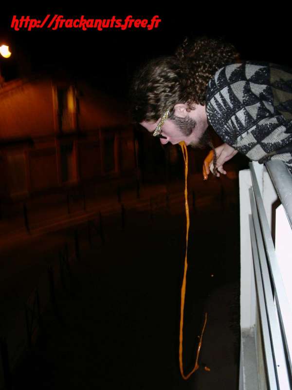 A tomato rebond puke !! vomit