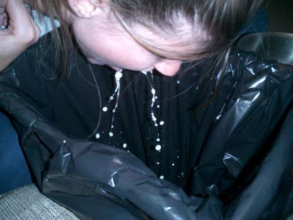 Girl vomit in trascan! vomit