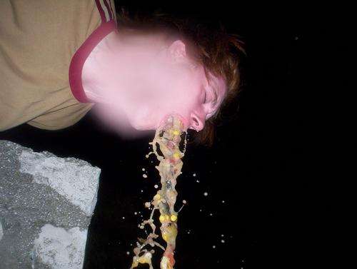 La rouquine vomit